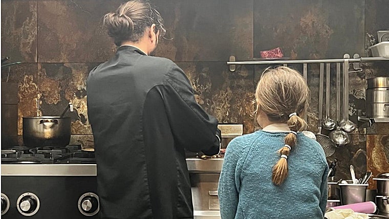 Javier Fabo com sua filha na cozinha Amara, 2022.