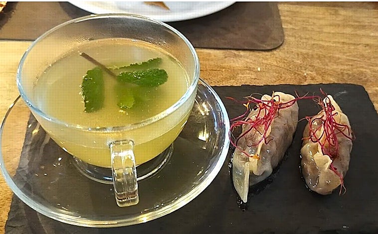 Imagem principal - Pringá gyozas com caldo guisado, presunto, salsichas e croquetes.