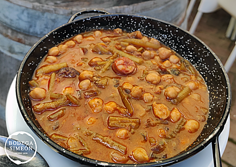 Imagem secundária 1. Ensopados e colheres da Bodegas Simeón.