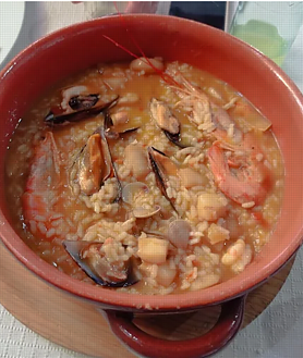 Imagen secundaria 2 - Imágenes de Bodega El Caimán, en Bollullos de la Mitación: carne en salsa, arroz caldoso de mariscos y salón interior