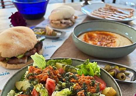 Segunda imagem 1 - Antonio e Araceli Martin, proprietários da Casa Festín, e pratos do restaurante.