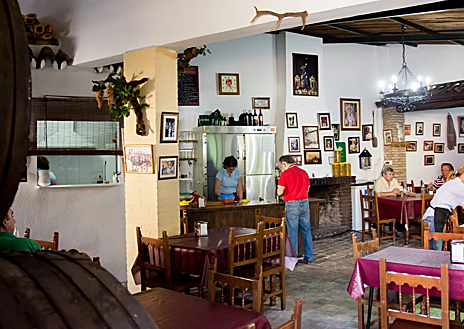 Imagen secundaria 1 - Imágenes de Bodega El Caimán, en Bollullos de la Mitación: carne en salsa, arroz caldoso de mariscos y salón interior