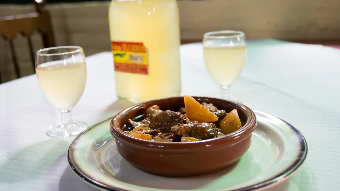 Imagen principal - Imágenes de Bodega El Caimán, en Bollullos de la Mitación: carne en salsa, arroz caldoso de mariscos y salón interior