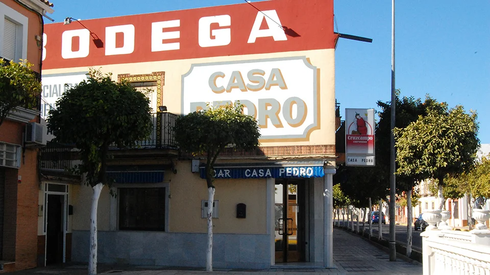 Imagen secundaria 1 - Guiso de menudo, espinacas con garbanzos y fachada de Casa Pedro