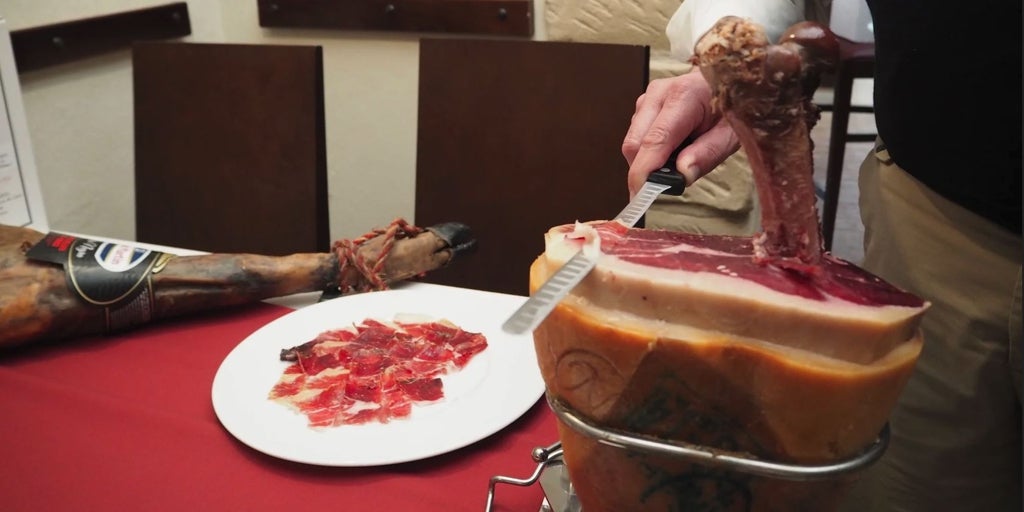 Boca abajo y en vertical: la forma de cortar jamón de un restaurante en Málaga para aprovecharlo mejor