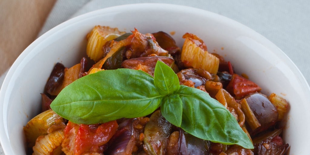Caponata: ensalada agridulce de berenjena, cebolla y apio con huevo duro