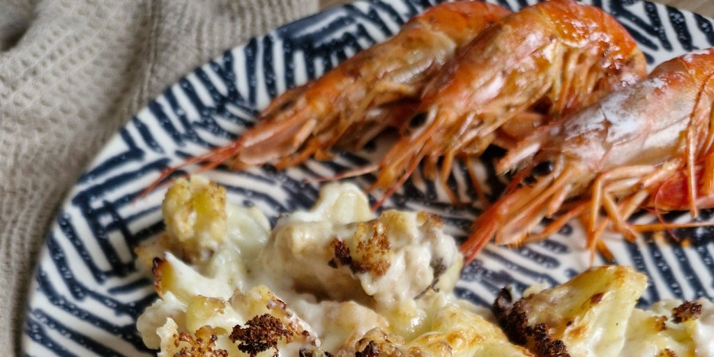 Coliflor con bechamel integral y gambones a la plancha