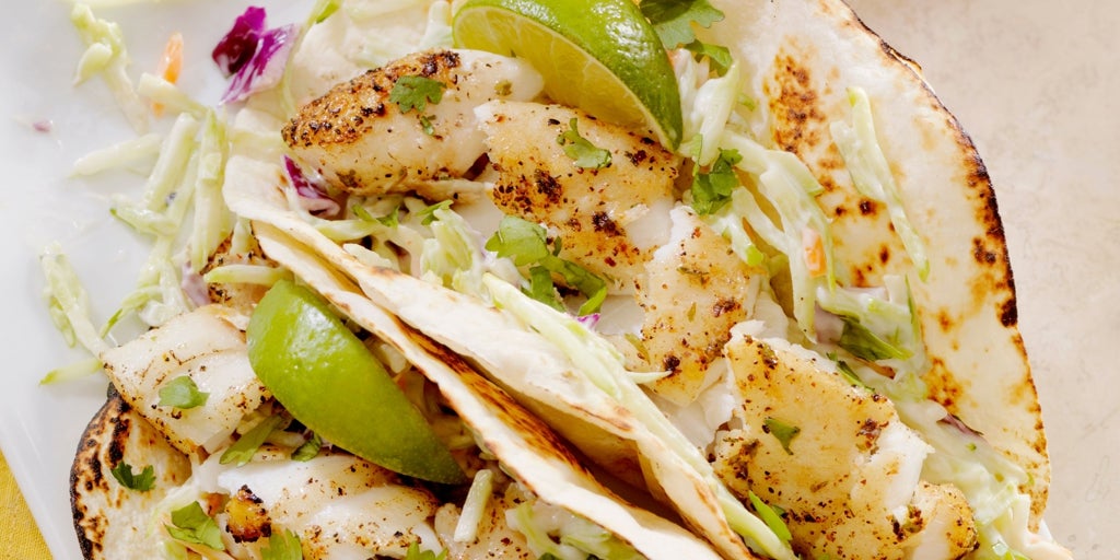 Tacos de pescado al curry con calabacín y vasitos de arroz basmati Brillante