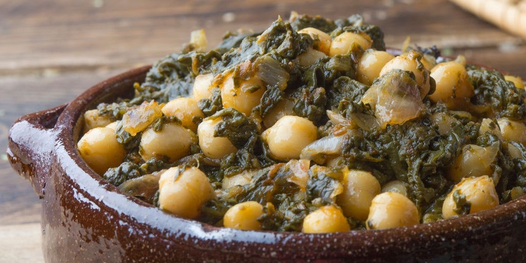 Guiso de garbanzos con pimentón y espinacas