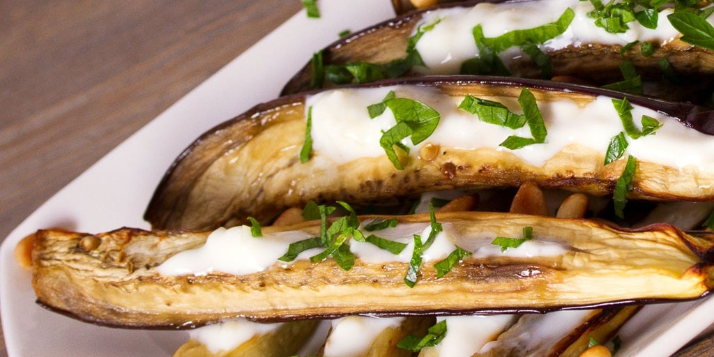Berenjenas crujientes con salsa yogur y tostada de sardinillas