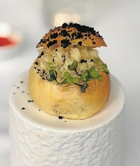 Imagem secundária 2 – Tártaro de camarão branco de Huelva, caviar e pão de ló; laje marinha com emulsão de camomila, contas de azeite extra virgem e anchova duplo zero; e brioche de bacalhau defumado e flor de laranjeira 