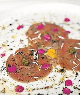 Segunda Imagem 2 - Vieira grelhada com molho de creme de aipo, pedaços de nabo e azeite de salsa; 