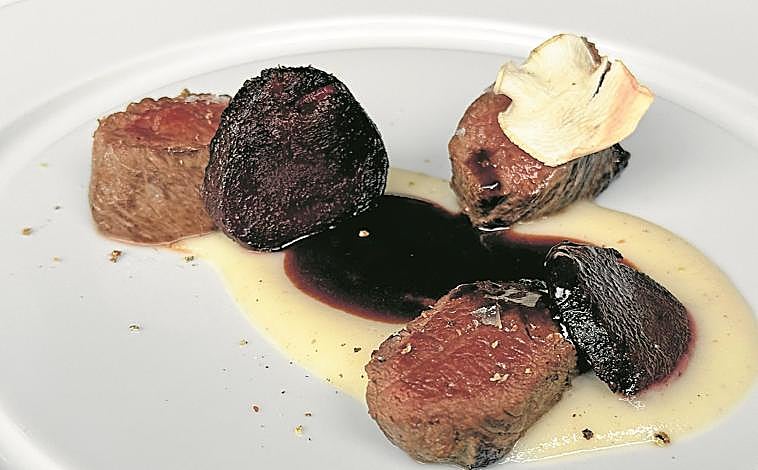 A imagem principal é um lombo de veado grelhado acompanhado de purê de tupinambo, vermute e molho de groselha e beterraba assada; uma rodada de carne retinta, proveniente da zona da costela mas completamente desossada, servida à base de batata doce, creme de pimenta branca e compota de frutos vermelhos; e ravióli de lagosta e ouriço do mar com molho de camomila e emulsão de ricota