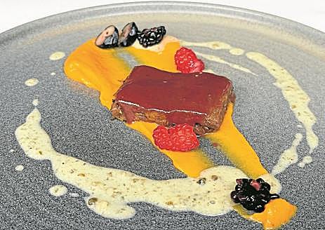 Imagem Secundária 1 - Lombo de veado grelhado acompanhado de purê de tupinambo, vermute e molho de groselha e beterraba assada; uma rodada de carne retinta, proveniente da zona da costela mas completamente desossada, servida à base de batata doce, creme de pimenta branca e compota de frutos vermelhos; e ravióli de lagosta e ouriço do mar com molho de camomila e emulsão de ricota