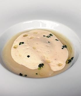 Imagem Secundária 2 - Lombo de Veado Grelhado com Purê de Tupinambo, Vermute e Molho de Groselha Preta e Beterraba Assada; uma rodada de carne retinta, proveniente da zona da costela mas completamente desossada, servida à base de batata doce, creme de pimenta branca e compota de frutos vermelhos; e ravióli de lagosta e ouriço do mar com molho de camomila e emulsão de ricota