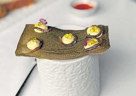 Imagem secundária 1 – Tártaro de camarão branco de Huelva, caviar e pão de ló; laje marinha com emulsão de camomila, contas de azeite extra virgem e anchova duplo zero; e brioche de bacalhau defumado e flor de laranjeira 