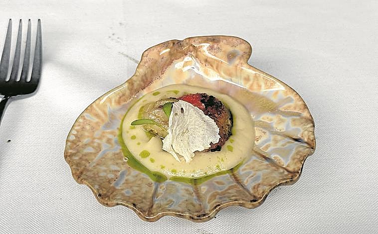 Imagem principal - Vieira grelhada com molho de creme de aipo, pedaços de nabo e manteiga de salsa; 