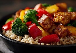Arroz salteado con verduras y tofu