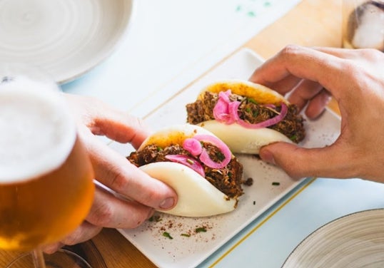Pan bao con pringá en el restaurante El Tren de Cabra (Córdoba)