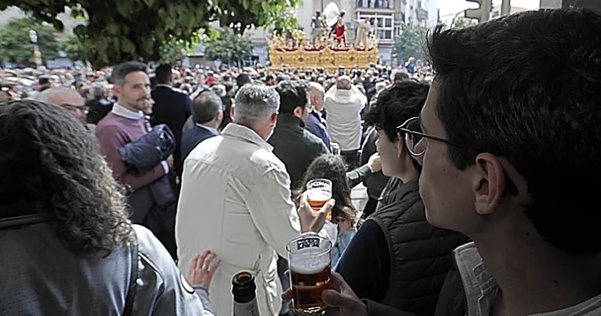Todas las claves de los bares de Sevilla en Semana Santa: horarios, venta de alcohol y veladores