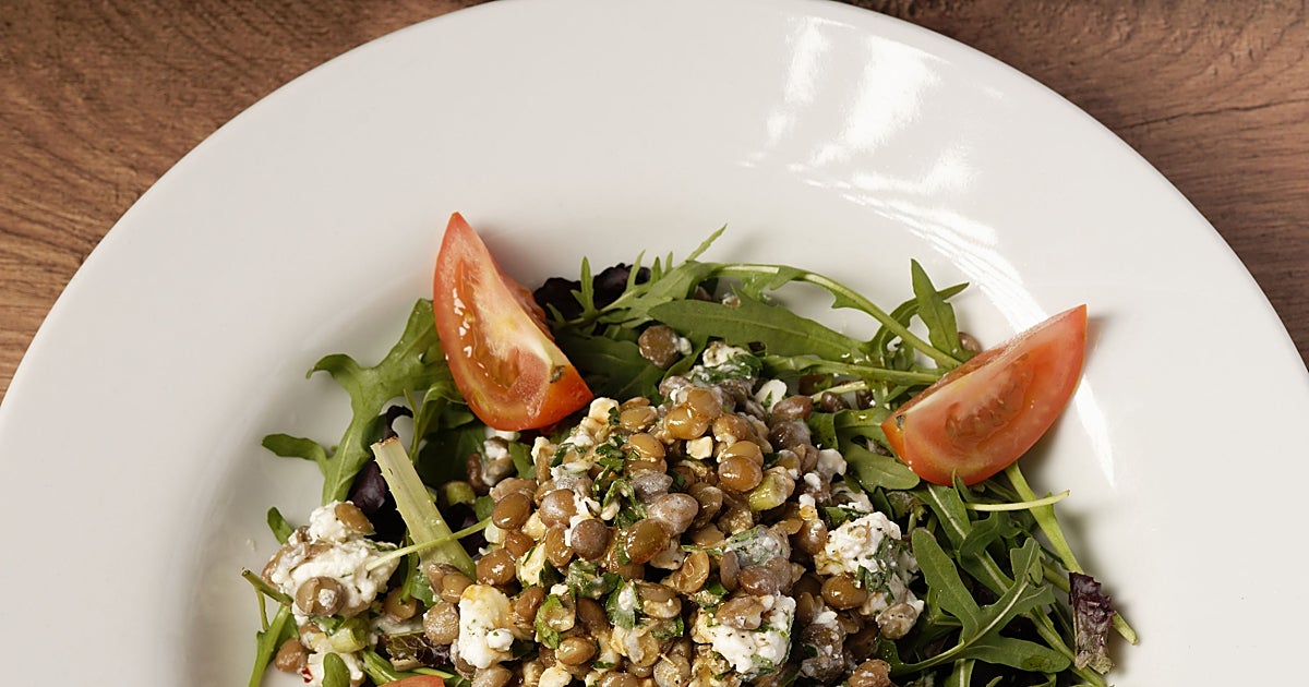 Ensalada de rúcula, lentejas y rulo de cabra a la plancha