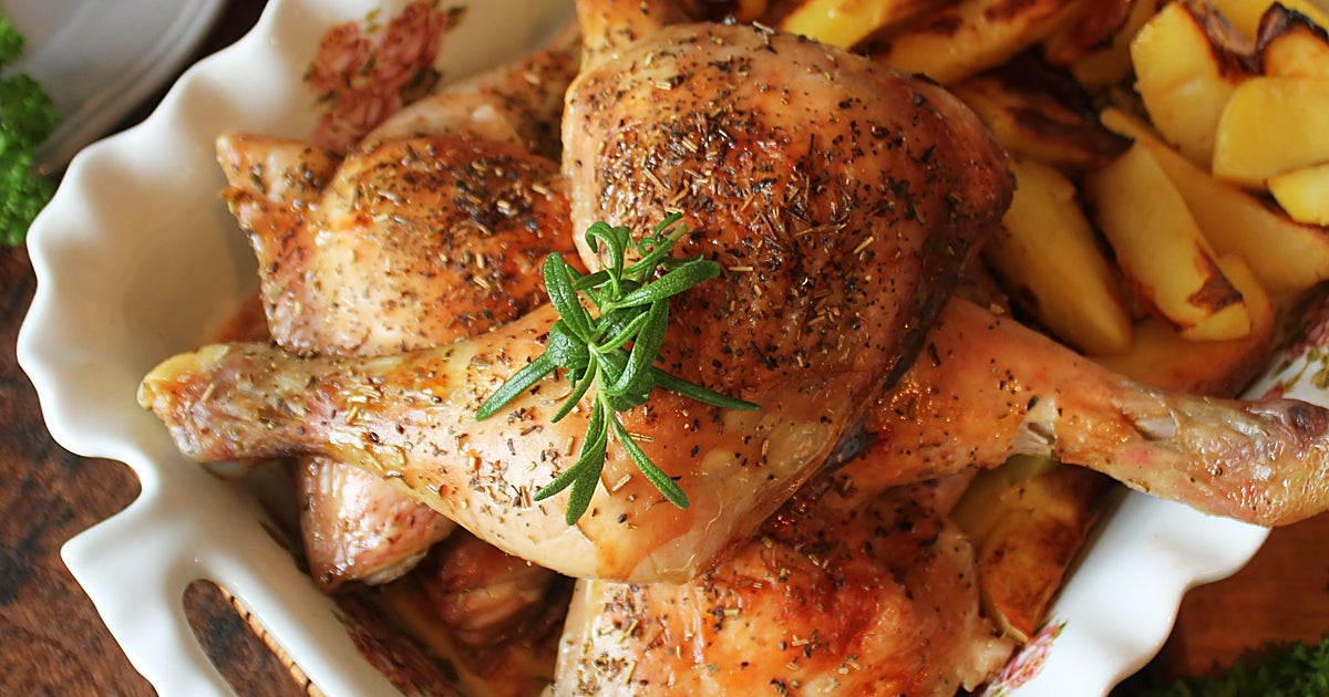 Muslitos de pollo con boniato crujiente y ensalada de pepino con queso feta y menta