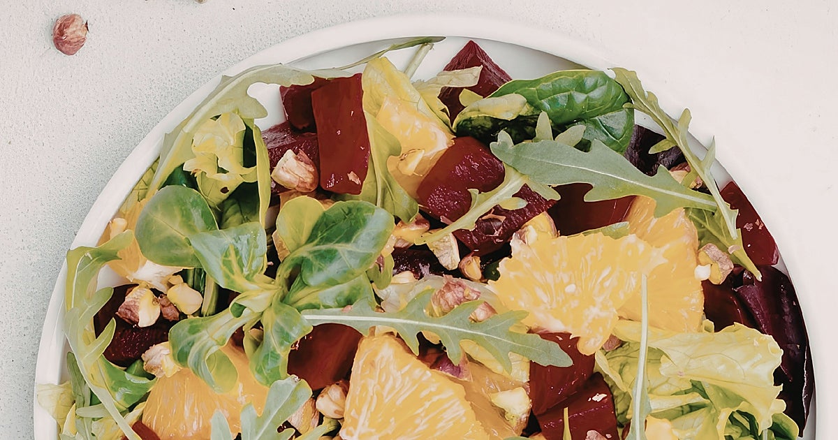 Ensalada de bacalao con remolacha, naranja, cebolla y pistachos