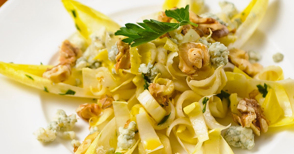 Endivias rellenas de salmón marinado, salsa roquefort y nueces con vaso de salmorejo