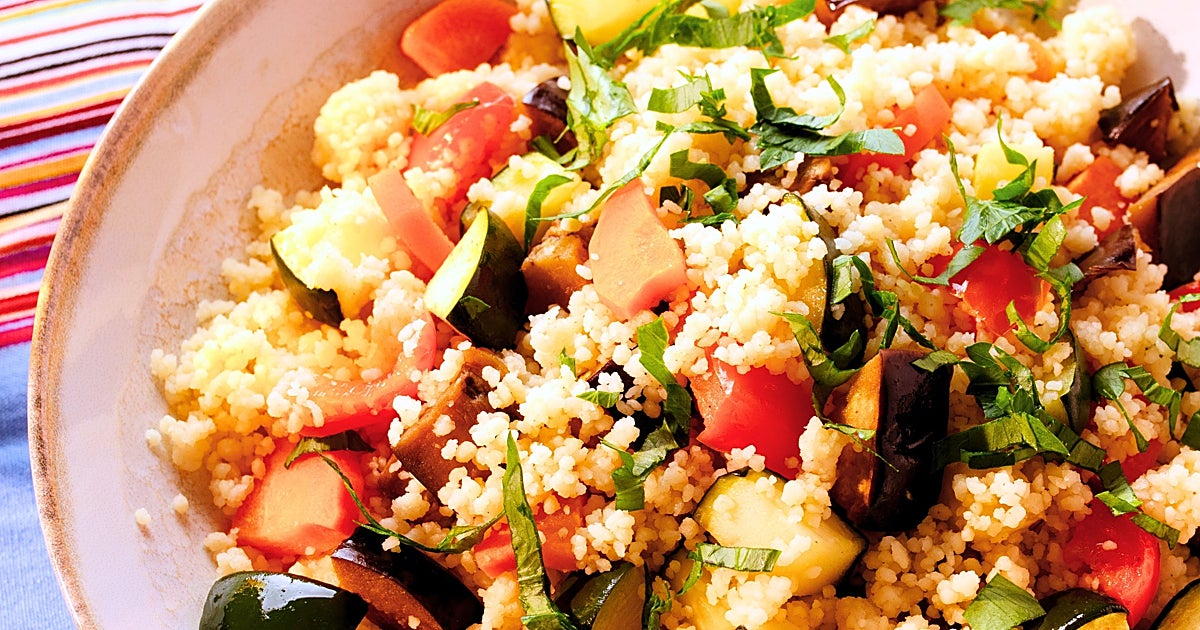 Cous cous Brillante mediterraneo con calabacín, huevo, tomates secos, feta, pistacho y limón
