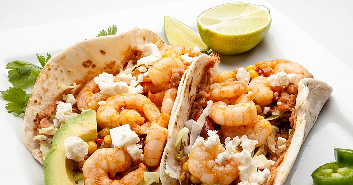 Tacos rellenos de langostinos con mango, aguacate, pepino y salsa yogur