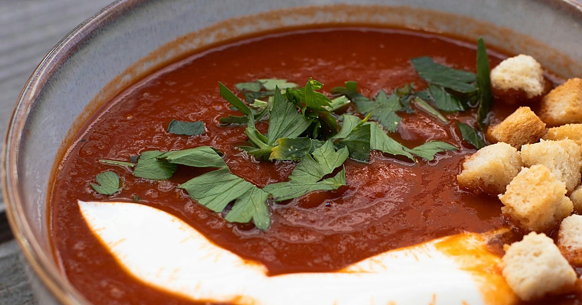 Crema fría de alubias, pepino, yogur y hierbabuena con tostada integral
