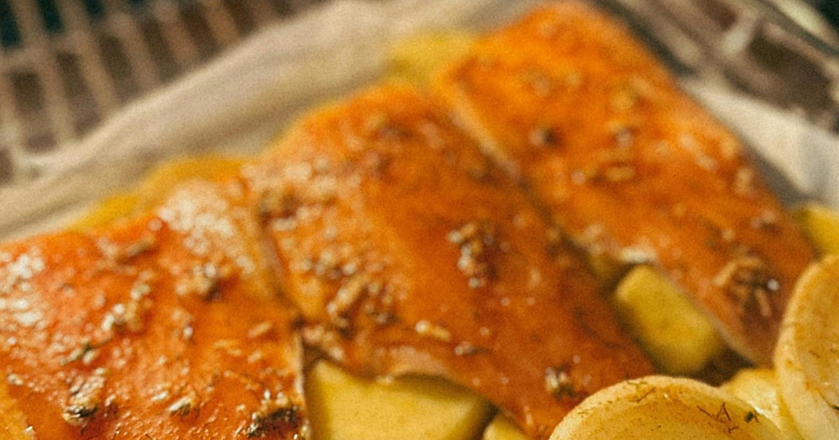 Salmon con cebolla y manzana