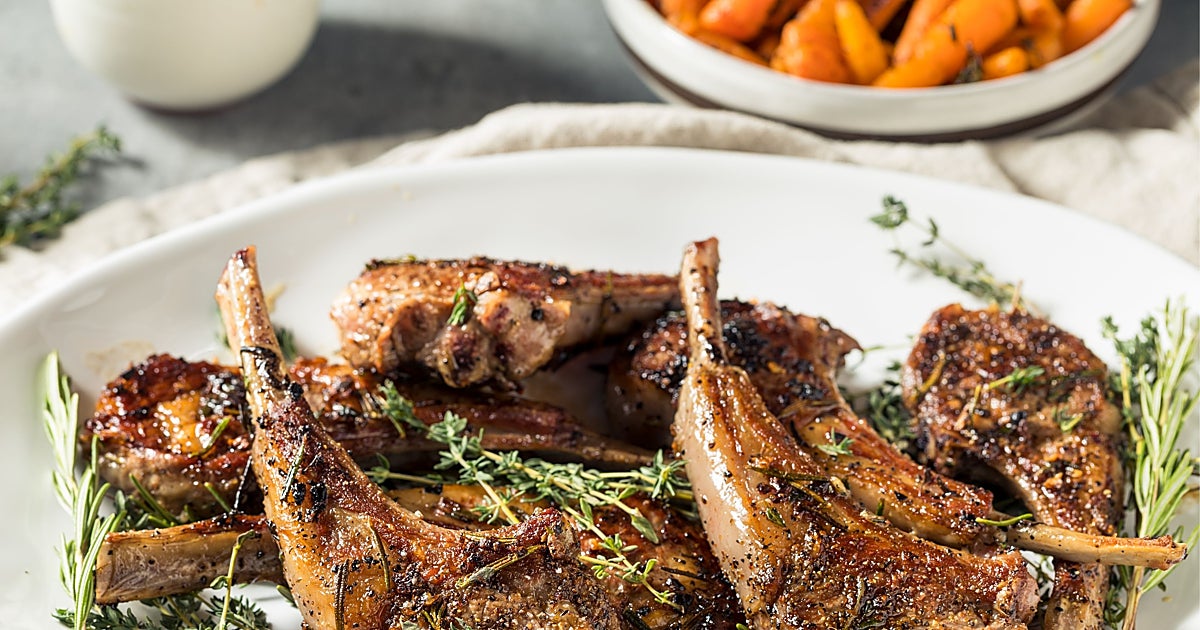 Chuletitas de cordero con Zanahorias asadas con tahini y pistachos