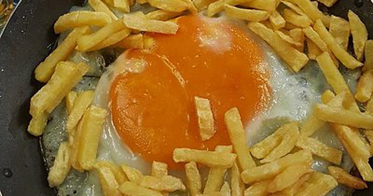 El huevo avestruz en un bar de Sevilla: la 'tapa' gigante que equivale a 20 huevos de gallina