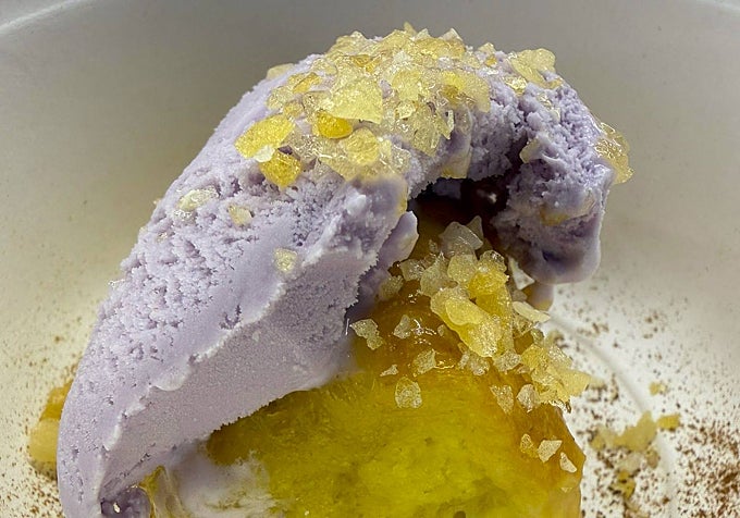 Tostada de brioche con lavanda, chocolate blanco y leche de coco, rematada con helado de violeta