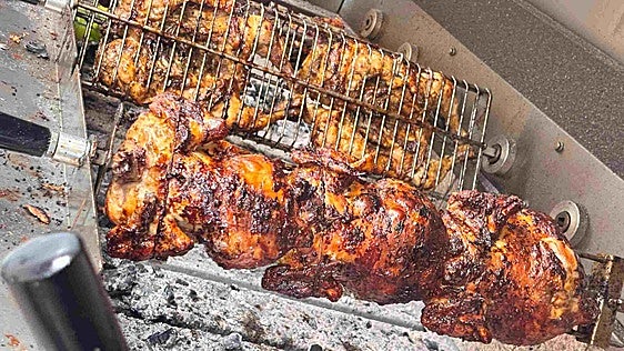 Carbón & Brasas abre en Córdoba con una propuesta centrada en el pollo y las carnes al carbón