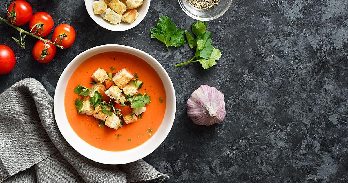 Los chefs andaluces coinciden: «Para que el gazpacho no se repita hay que hacer esto con el ajo»