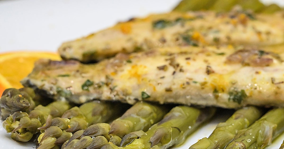 Lubina o dorada con espárragos verdes y cherrys