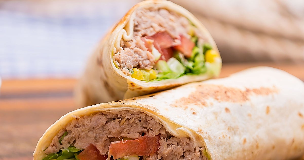 Wrap de pimientos asados con hummus, espinacas y melva