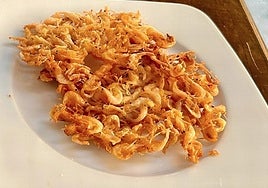Las tortillitas de camarones son características de Cádiz pero están en las cartas de muchos restaurantes de Sevilla