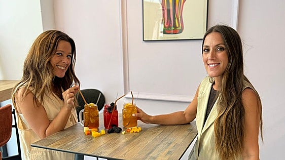 Así es El Espejo Café Bar, el nuevo local de Córdoba donde la moda también se sirve en la mesa