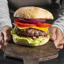 Cocina las hamburguesas como te indicamos para que esté muy jugosa