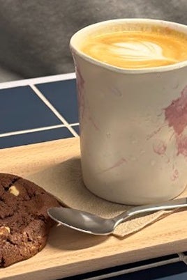 Café de especialidad con galleta en C Coffee (Córdoba)