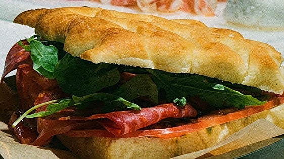 Una focaccia, una copa de vino y mucho sabor a Italia: así es Popolo, la nueva apertura de Córdoba