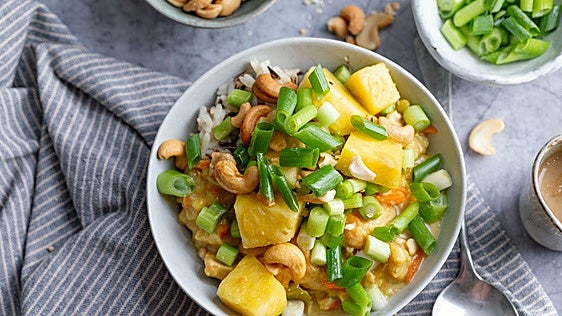 El fruto seco que más uso en verano para mejorar ensaladas, yogures y platos fríos