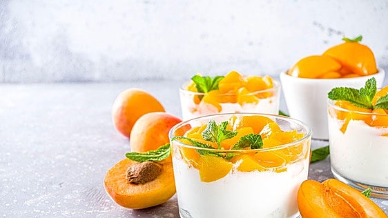 El postre frío de yogur y melocotón que se hace en 10 minutos y no necesita horno