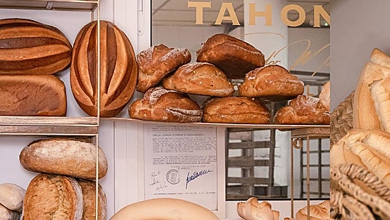 La 'Tahona, la Casa del Pan' abre en la Carretera de Carmona con multitud de panes, su preñao de chorizo y los famosos Chatocaos