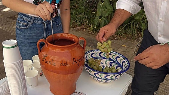 Almáchar prepara más de 4.000 litros de ajoblanco gratis para su gran fiesta gastronómica