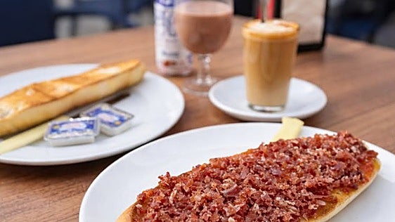 Aquí los desayunos se toman con tostadas de taquitos de jamón