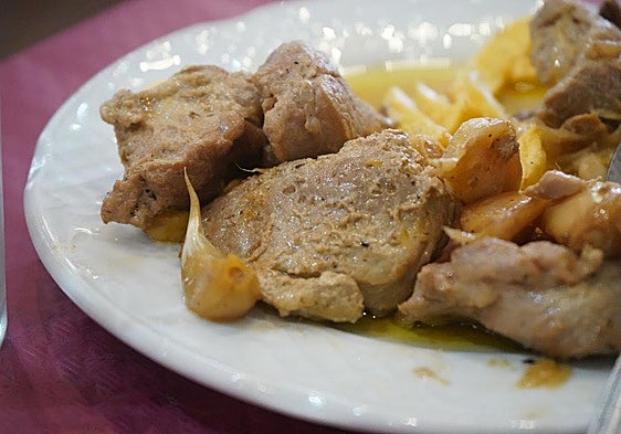 El solomillo al ajo es un de los platos más clásicos de la taberna Sol y Sombra